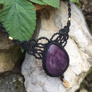 Ametiszt köves  makramé nyaklánc elegáns fekete makraméval. Gyógyitó kristály nyakék. Fekete makramé nyaklánc.  - Meska.hu