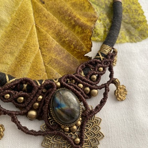 Labradorit köves makramé nyakék. Szivrvnz labradorit Tribal nyaklánc. Törzsi stilusú ásványékszer Bronz díszítéssel - ékszer - nyaklánc - medálos nyaklánc - Meska.hu