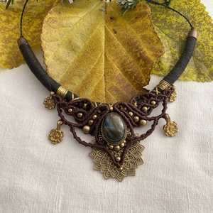 Labradorit köves makramé nyakék. Szivrvnz labradorit Tribal nyaklánc. Törzsi stilusú ásványékszer Bronz díszítéssel, Ékszer, Nyaklánc, Medálos nyaklánc, Ékszerkészítés, MESKA