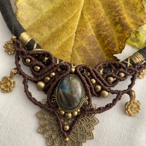 Labradorit köves makramé nyakék. Szivrvnz labradorit Tribal nyaklánc. Törzsi stilusú ásványékszer Bronz díszítéssel - ékszer - nyaklánc - medálos nyaklánc - Meska.hu