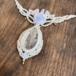 Szivárvány holdköves tündérnyakék. Türkiz makramé medál eredeti holdkővel. Valódi holdkő medál, Ékszer, Nyaklánc, Nyakpánt, gallér, Ékszerkészítés, MESKA