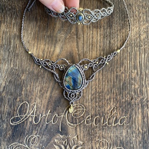 Spektrolit Labradorit makramé medál. Gyógyító kristály makramé medál eredeti holvkővel. Valódi hegyikristály medál - ékszer - nyaklánc - medálos nyaklánc - Meska.hu