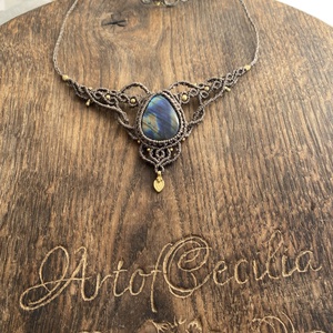 Spektrolit Labradorit makramé medál. Gyógyító kristály makramé medál eredeti holvkővel. Valódi hegyikristály medál - ékszer - nyaklánc - medálos nyaklánc - Meska.hu