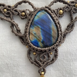 Spektrolit Labradorit makramé medál. Gyógyító kristály makramé medál eredeti holvkővel. Valódi hegyikristály medál, Ékszer, Nyaklánc, Medálos nyaklánc, Ékszerkészítés, MESKA