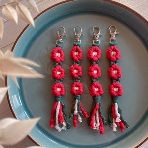 Makramé nemzeti színű virágos kulcstartó - 3 virággal, Táska & Tok, Kulcstartó & Táskadísz, Kulcstartó, Csomózás, Újrahasznosított alapanyagból készült termékek, MESKA