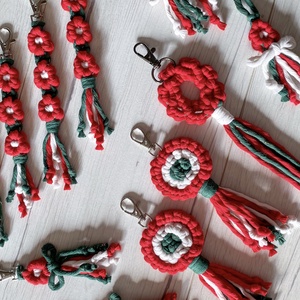 Makramé nemzeti színű kulcstartó/táskadísz - táska & tok - kulcstartó & táskadísz - kulcstartó - Meska.hu