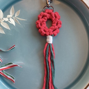 Makramé nemzeti színű kulcstartó/táskadísz - táska & tok - kulcstartó & táskadísz - kulcstartó - Meska.hu