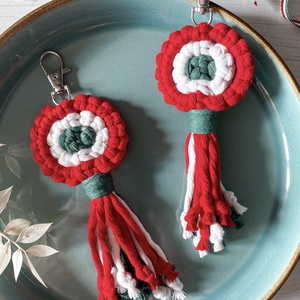 Makramé nemzeti színű kulcstartó/táskadísz, Táska & Tok, Kulcstartó & Táskadísz, Kulcstartó, Csomózás, Újrahasznosított alapanyagból készült termékek, MESKA