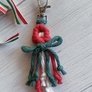 Makramé nemzeti színű virágos kulcstartó/táskadísz - 1 virággal, Táska & Tok, Kulcstartó & Táskadísz, Kulcstartó, Csomózás, Újrahasznosított alapanyagból készült termékek, MESKA
