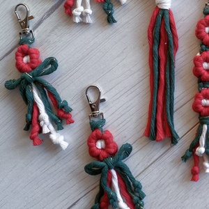 Makramé nemzeti színű virágos kulcstartó/táskadísz - 1 virággal - táska & tok - kulcstartó & táskadísz - kulcstartó - Meska.hu