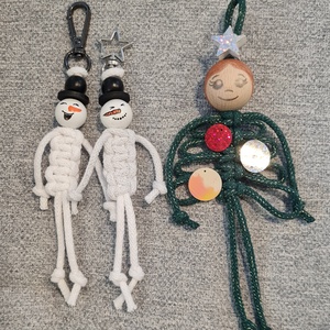 Makramé hóemberes, karácsonyfás kulcstartó, táskadísz, Táska & Tok, Kulcstartó & Táskadísz, Kulcstartó, Csomózás, MESKA