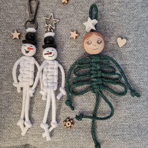 Makramé hóemberes, karácsonyfás kulcstartó, táskadísz - táska & tok - kulcstartó & táskadísz - kulcstartó - Meska.hu