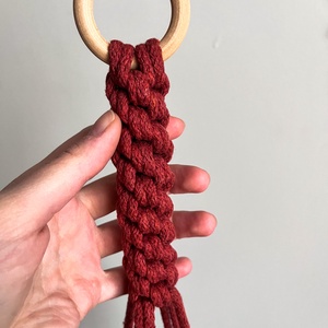 Modern makramé virágtartó, pirosas-téglás fonalból - otthon & életmód - dekoráció - Meska.hu