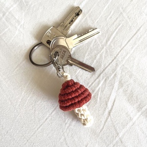 Mini makramé gomba kulcstartó, táskadísz - piros vagy sárga színben, Táska & Tok, Kulcstartó & Táskadísz, Kulcstartó, Csomózás, MESKA