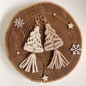 Csillogó makramé fenyőfa kulcstartó, natúr vagy bézs színben, arany színű kapoccsal - táska & tok - kulcstartó & táskadísz - kulcstartó - Meska.hu
