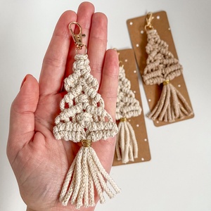 Csillogó makramé fenyőfa kulcstartó, natúr vagy bézs színben, arany színű kapoccsal - Meska.hu