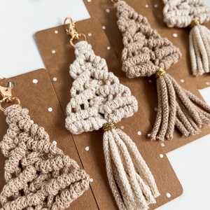 Névre szóló csillogó fenyőfa kulcstartó, egyedi feliratos bézs-arany színű makramé kulcstartó karácsonyi ajándék - táska & tok - kulcstartó & táskadísz - kulcstartó - Meska.hu