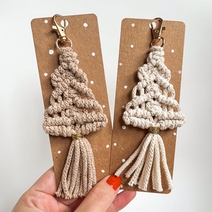 Csillogó makramé fenyőfa kulcstartó, natúr vagy bézs színben, arany színű kapoccsal - táska & tok - kulcstartó & táskadísz - kulcstartó - Meska.hu