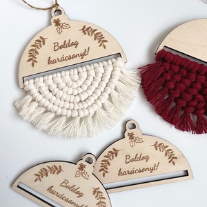 Feliratos makramé karácsonyfadísz, Boldog karácsonyt felirattal, választható sima vagy csillogó fonallal - karácsony - karácsonyi lakásdekoráció - karácsonyfadíszek - Meska.hu