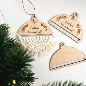 Feliratos makramé karácsonyfadísz, Boldog karácsonyt felirattal, választható sima vagy csillogó fonallal - karácsony - karácsonyi lakásdekoráció - karácsonyfadíszek - Meska.hu