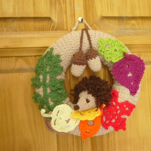 Horgolt őszi ajtódísz amigurumi sünivel, makkokkal -  - Meska.hu
