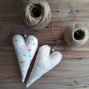 Kézzel hímzett gyapjúfilc szívek , szív alakú függődísz, babaszoba dekoráció - Meska.hu