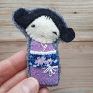 Lila ruhás Kokeshi - baba filc bross - textil ékszer, egyedi kitűző - Meska.hu