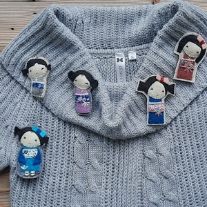Filc bross - japán baba - ékszer - kitűző és bross - kitűző - Meska.hu