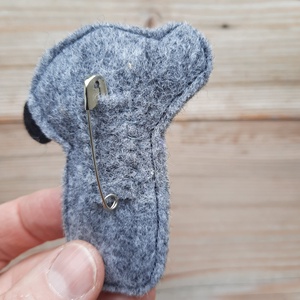 Lila ruhás Kokeshi - baba filc bross - textil ékszer, egyedi kitűző - ékszer - kitűző és bross - Meska.hu