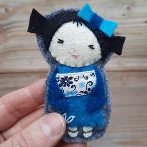 Apró TÜRKIZ ruhás Kokeshi -baba filc bross - Meska.hu