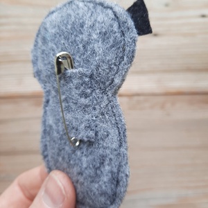 Apró TÜRKIZ ruhás Kokeshi -baba filc bross - ékszer - kitűző és bross - Meska.hu