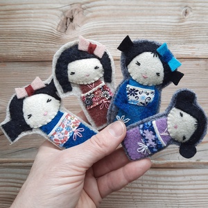 Filc bross - japán baba - ékszer - kitűző és bross - kitűző - Meska.hu