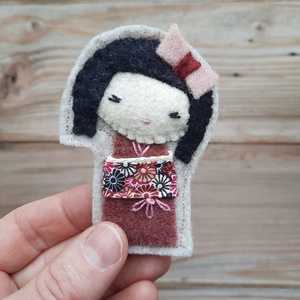 Apró Bodró ruhás Kokeshi -baba rózsaszín masnival -filc bross  - Meska.hu