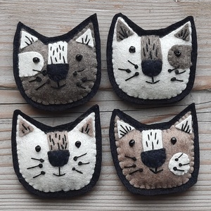 Barna cica fehér pofival, cicás bross, filc kitűző - egyedi textil ékszer, macskás ajándék - ékszer - kitűző és bross - kitűző - Meska.hu