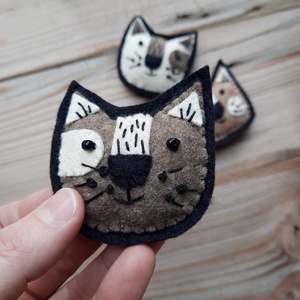 Barna cica bross, filc kitűző - egyedi textil ékszer, macskás ajándék, Ékszer, Kitűző és Bross, Kitűző, Hímzés, Varrás, Meska