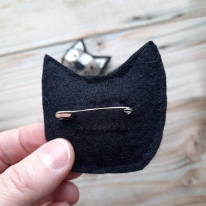 Barna cica bross, filc kitűző - egyedi textil ékszer, macskás ajándék - ékszer - kitűző és bross - kitűző - Meska.hu