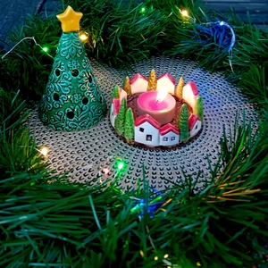 Kerámia mécses, fenyőfa házakkal - esküvő - dekoráció - asztaldísz - Meska.hu