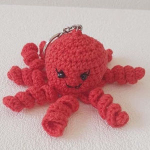 Horgolt piros polip kulcstartó, táskadísz, Otthon & Életmód, Dekoráció, Fali és függő dekoráció, Függődísz, Horgolás, Mindenmás, MESKA