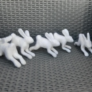 Tűnemezelt fehér nyuszi figurák - Meska.hu