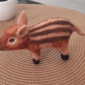 Tűnemezelt vadmalac - otthon & életmód - dekoráció - asztal és polc dekoráció - könyvszobor - Meska.hu