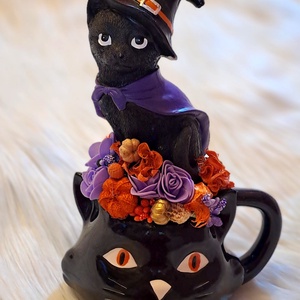 Halloweeni Cicás Asztaldísz - Boszorkány Cica Bögrében (26 cm) - Meska.hu