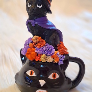 Halloweeni Cicás Asztaldísz - Boszorkány Cica Bögrében (26 cm) - otthon & életmód - dekoráció - halloween - halloweeni asztaldísz - Meska.hu