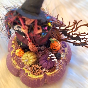 Boszorkányos Halloween Dekoráció � Egyedi Faragott Hatású Lila Tökdíszben - otthon & életmód - dekoráció - halloween - halloweeni asztaldísz - Meska.hu