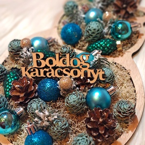Hóemberes karácsonyi asztali dísz zúzmóval és kék gömbökkel - 30 cm Boldog Karácsonyt felirattal - karácsony - karácsonyi lakásdekoráció - ünnepi asztaldekoráció - Meska.hu