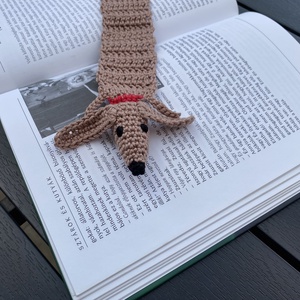 Horgolt tacsi könyvjelző, világosbarna tacskó  - könyv & zene - könyvjelző - Meska.hu
