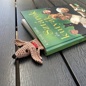 Horgolt tacsi könyvjelző, világosbarna tacskó  - könyv & zene - könyvjelző - Meska.hu