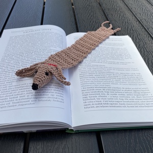 Horgolt tacsi könyvjelző, világosbarna tacskó  - könyv & zene - könyvjelző - Meska.hu