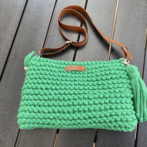 Amaya zöld kötött crossbody táska, Táska & Tok, Kézitáska & válltáska, Vállon átvethető táska, Varrás, Kötés, MESKA