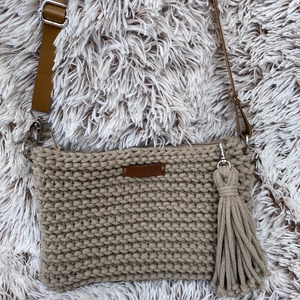 Antonia homokszínű kötött crossbody táska, Táska & Tok, Kézitáska & válltáska, Vállon átvethető táska, Varrás, Kötés, MESKA
