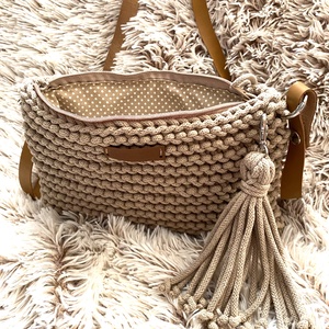 Antonia homokszínű kötött crossbody táska - táska & tok - kézitáska & válltáska - vállon átvethető táska - Meska.hu
